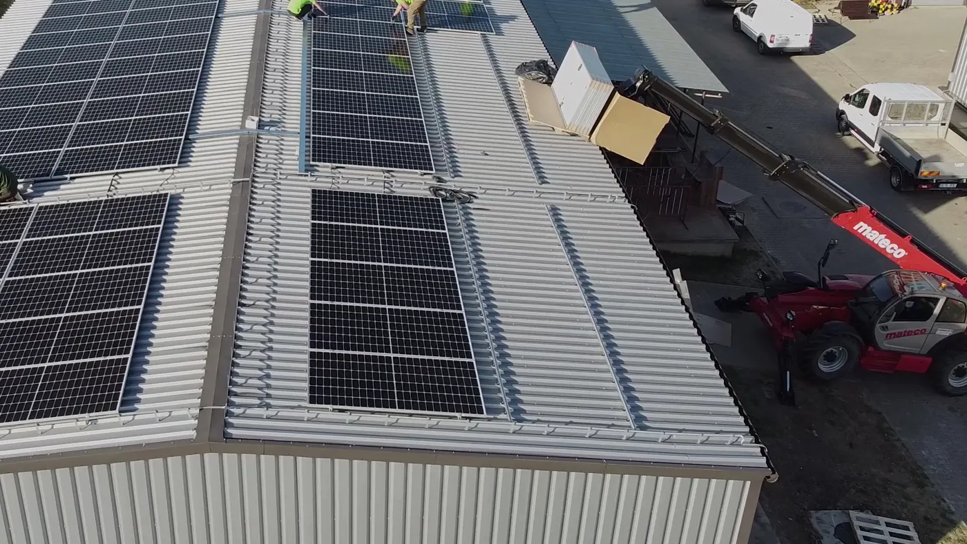 Instalație fotovoltaică Sun Power în timpul montajului